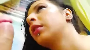 Смазливая брюнеточка сосет хуй и ебется в жопу