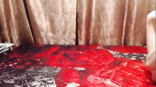 Пылкая брюнетка Vipangelok эротично мастурбирует пизду