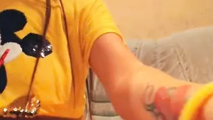 Татуированная стерва tittsbaby смачно мастурбирует влагалище