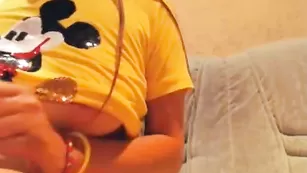 Татуированная стерва tittsbaby смачно мастурбирует влагалище