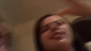 Роскошная брюнетка сосет член и страстно трахается