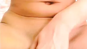 Жаркая блондинка LauraSins трахается красным дилдо