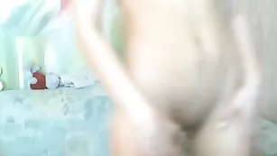 Изящная краля princesslil ласкает бритые отверстия