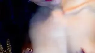 Пылкая барышня LadyMillion дрочит пилотку