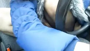 Сексапильная шмарина мастурбирует за рулем машины