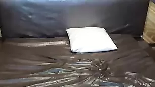 Роскошная шваль KrisElita1 ласкает рукой влагалище