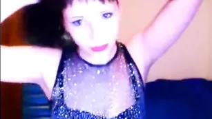 Горячая брюнеточка elenanice общается во фри чате