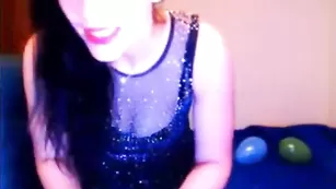 Горячая брюнеточка elenanice общается во фри чате