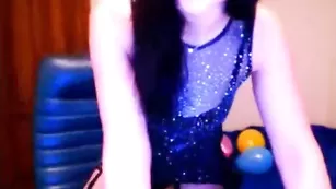 Горячая брюнеточка elenanice общается во фри чате