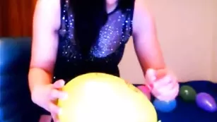 Горячая брюнеточка elenanice общается во фри чате