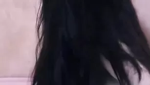 Пикантная сучка xAlissAx дрочит бритую пизду