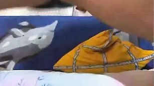 Смазливая шалава theemerald показывает волосатую пизду