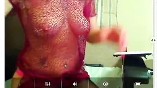 Похотливая сучка amalia69 эротично снимает трусики