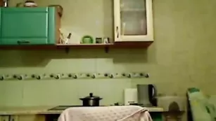 Смазливая куколка Karisha дрочит пизду на кухне