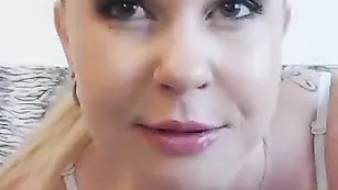 Шальная блонда Мilo4ka развлекает себя самотыком