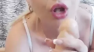 Шальная блонда Мilo4ka развлекает себя самотыком