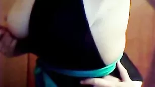 Пикантная барышня kapriz2012 ласкает большие сисечки