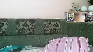 Экстравагантная тетка catsuit сует руку в задницу