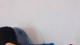 Красивая брюнетка ALLF0RYOU гладит пилотку рукой