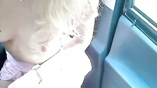 Блонда MissOfKiss мастурбирует в машине