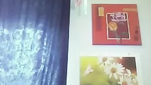 Взрослая крошка мастурбирует пилотку