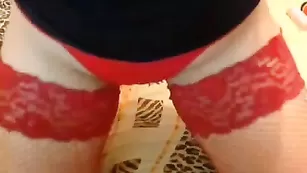 Пикантная шваль queenkarma показывает огромные сиськи