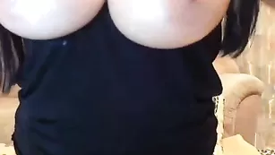 Пикантная шваль queenkarma показывает огромные сиськи