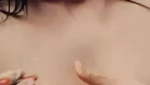 Темноволосая красавица BlackDrink щемит сосочки прищепками