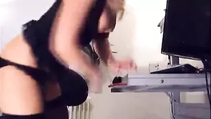 Сексуальная шалава HornyDoll дрочит мокрые дырочки