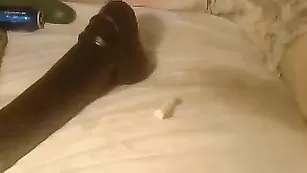 Захватывающая цыпочка Sexy_Iv трахает фаллосом очко