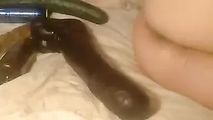 Захватывающая цыпочка Sexy_Iv трахает фаллосом очко