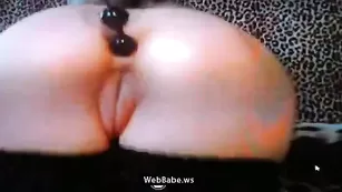 Строптивая крошка sexymaia трахает анус и пилотку