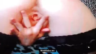 Строптивая крошка sexymaia трахает анус и пилотку