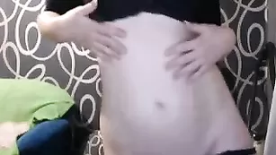 Восхитительная шлюшка Xhelenx показывает натуральные сиси