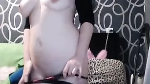 Восхитительная шлюшка Xhelenx показывает натуральные сиси