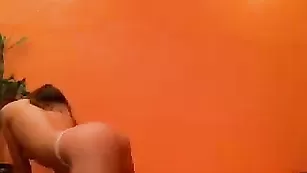 Аппетитная кобыла GinaRussel трахает обе щелки