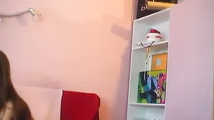 Озорная крошка kittenishh раздевается и дрочит пизду