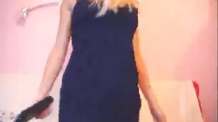 Светловолосая шлендра ShineBlue трахает обе дырочки