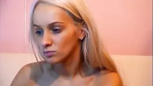 Светловолосая шлендра ShineBlue трахает обе дырочки