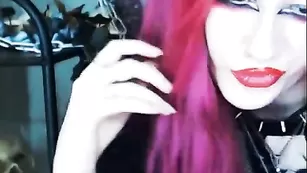 Эпатажная красотка maryfreaky наминает бритую киску
