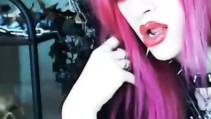 Эпатажная красотка maryfreaky наминает бритую киску