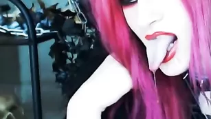 Эпатажная красотка maryfreaky наминает бритую киску