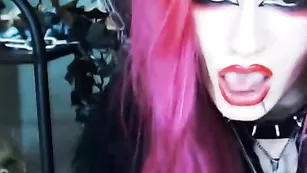 Эпатажная красотка maryfreaky наминает бритую киску