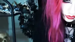 Эпатажная красотка maryfreaky наминает бритую киску