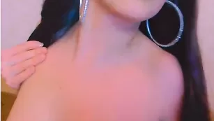 Смазливая красавица Malise ласкает большие сиськи