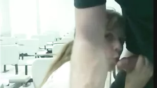 Смазливая школьница умело отсасывает член