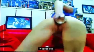 Сучка с упругой жопой valerielove жестко трахает очко