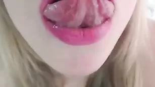 Солидная блонда Senzuala1990 разминает сиси и не только