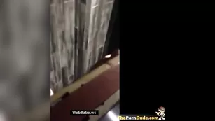 Молодая красотка трахается в туалете клуба