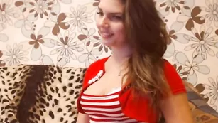 Заводная сучка Husttler трахает оба отверстия